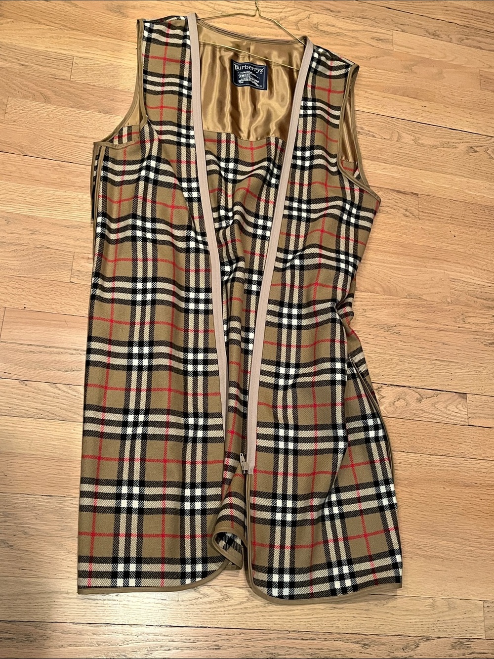 Burberrys Beige Double-Breasted, Belted Trench Coat with Zip-out Lining. - Picture 9 of 12
